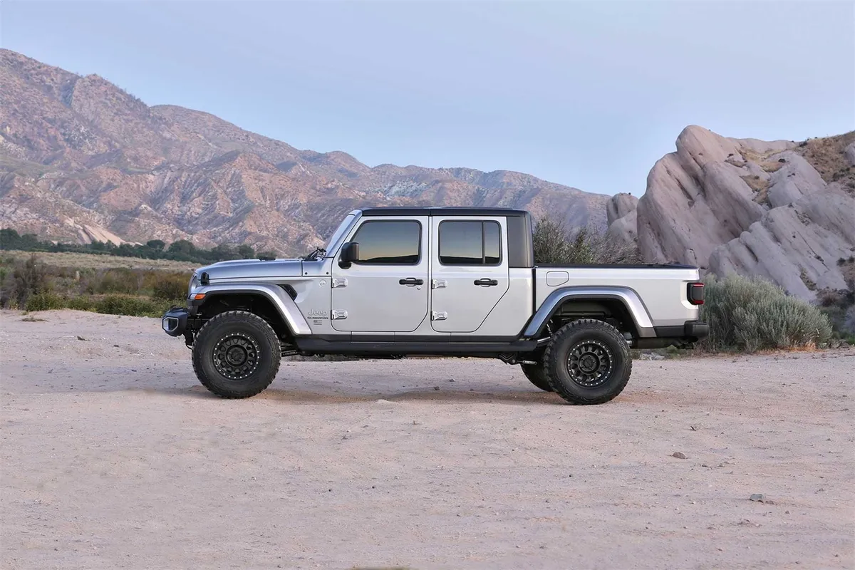 Fabtech 3in Sport Suspension System w/ Dirt Logic 2.25 RESI Shocks - JT product image