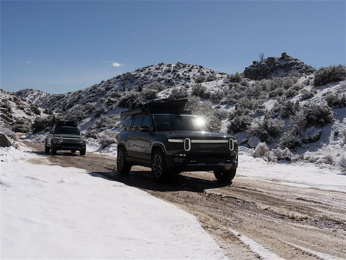 Rivian R1S 2022-Current Slimline II Roof Rack Kit product image