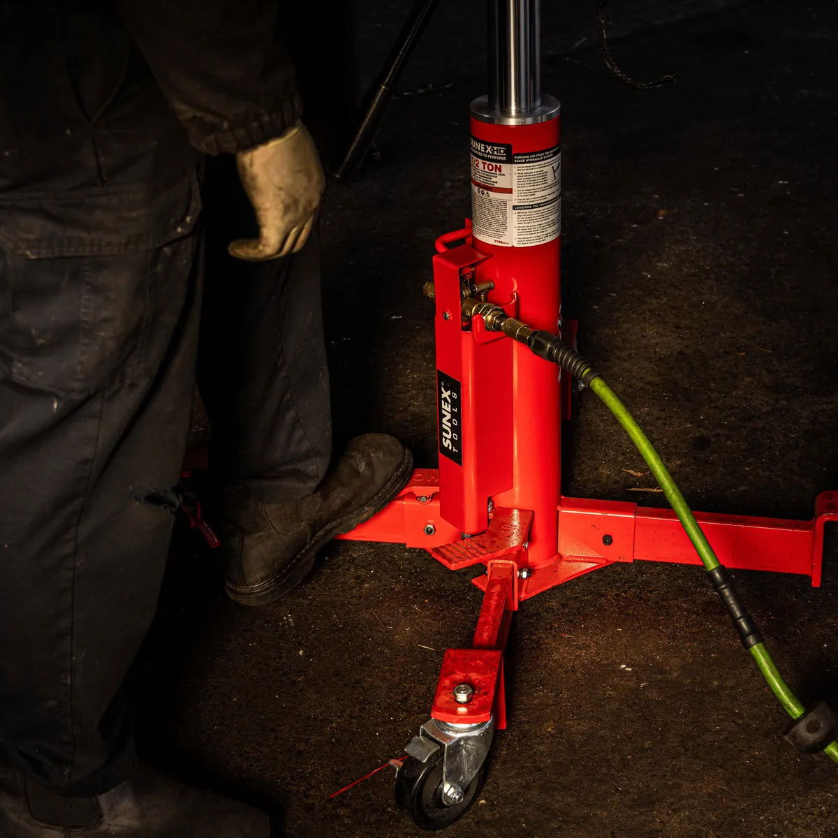 1000-Pound Air And Hydraulic Telescopic Transmission Jack product image