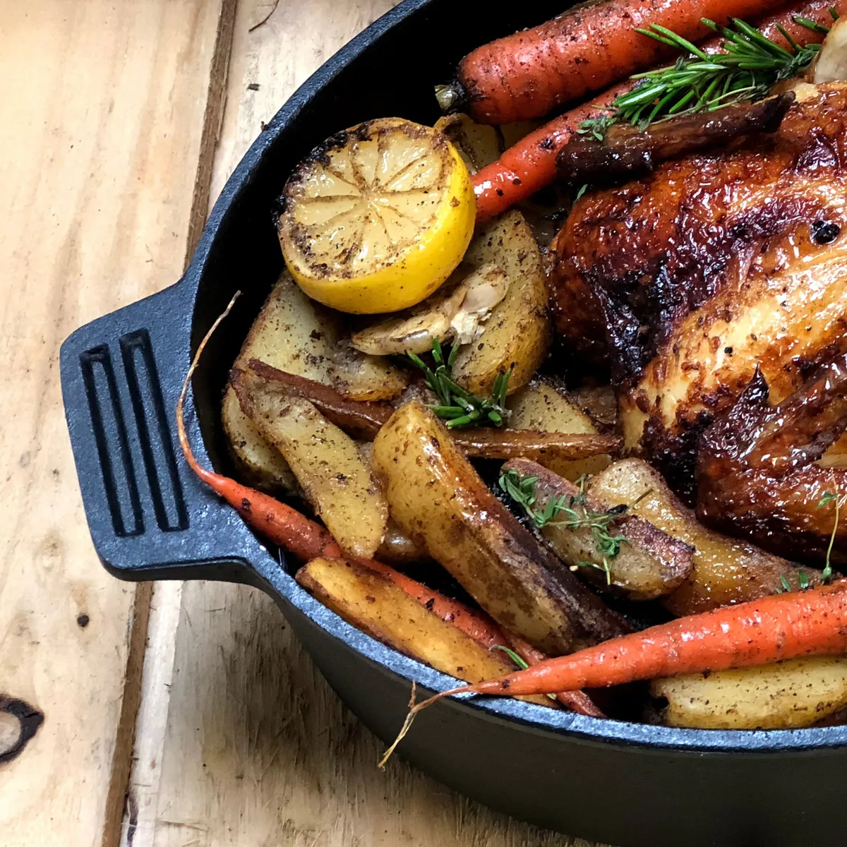 11-qt Cast Iron Oval Roaster with Lid product image