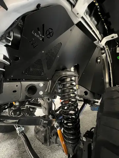 EVO Manufacturing EVO Manufacturing Front Vented Inner Fenders (Coilover Suspensions) - Black - JT/JL Diesel / 392