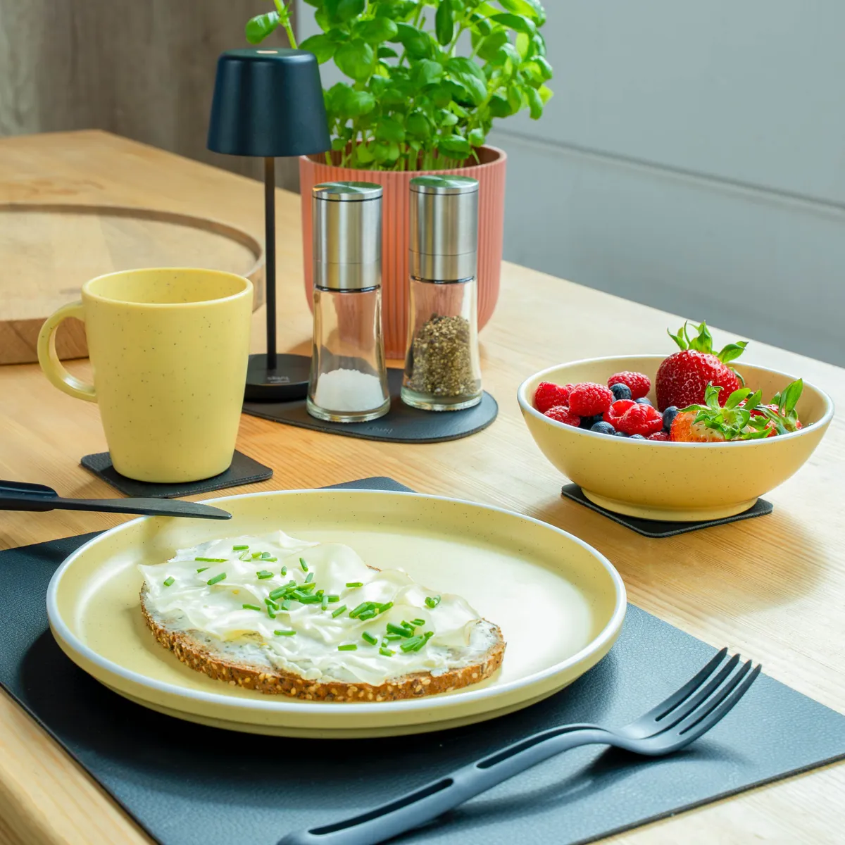 Magnetic plastic tableware set DOLOMIT YELLOW product image