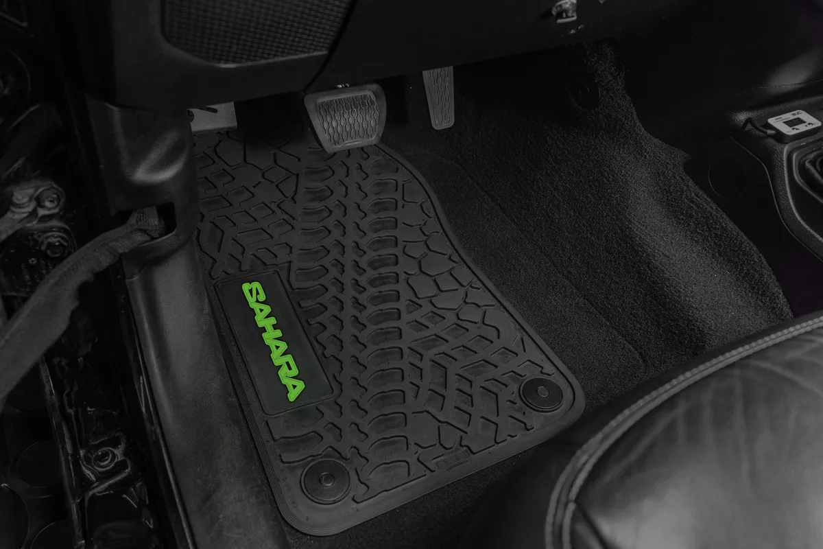 18-24 Jeep JL 2 Dr Front -Tire Tread/Scorched Earth Scene w/ Sahara Insert - Black w/ Red Insert product image