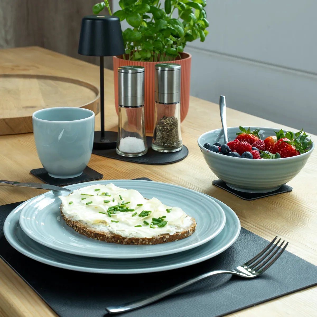 Magnetic porcelain tableware set CYAN product image
