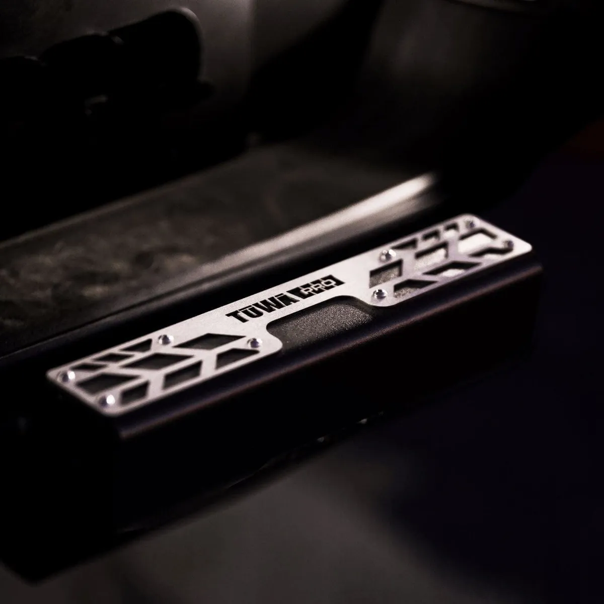 Tuwa Pro Rear Hitch Step With Skit Plate product image