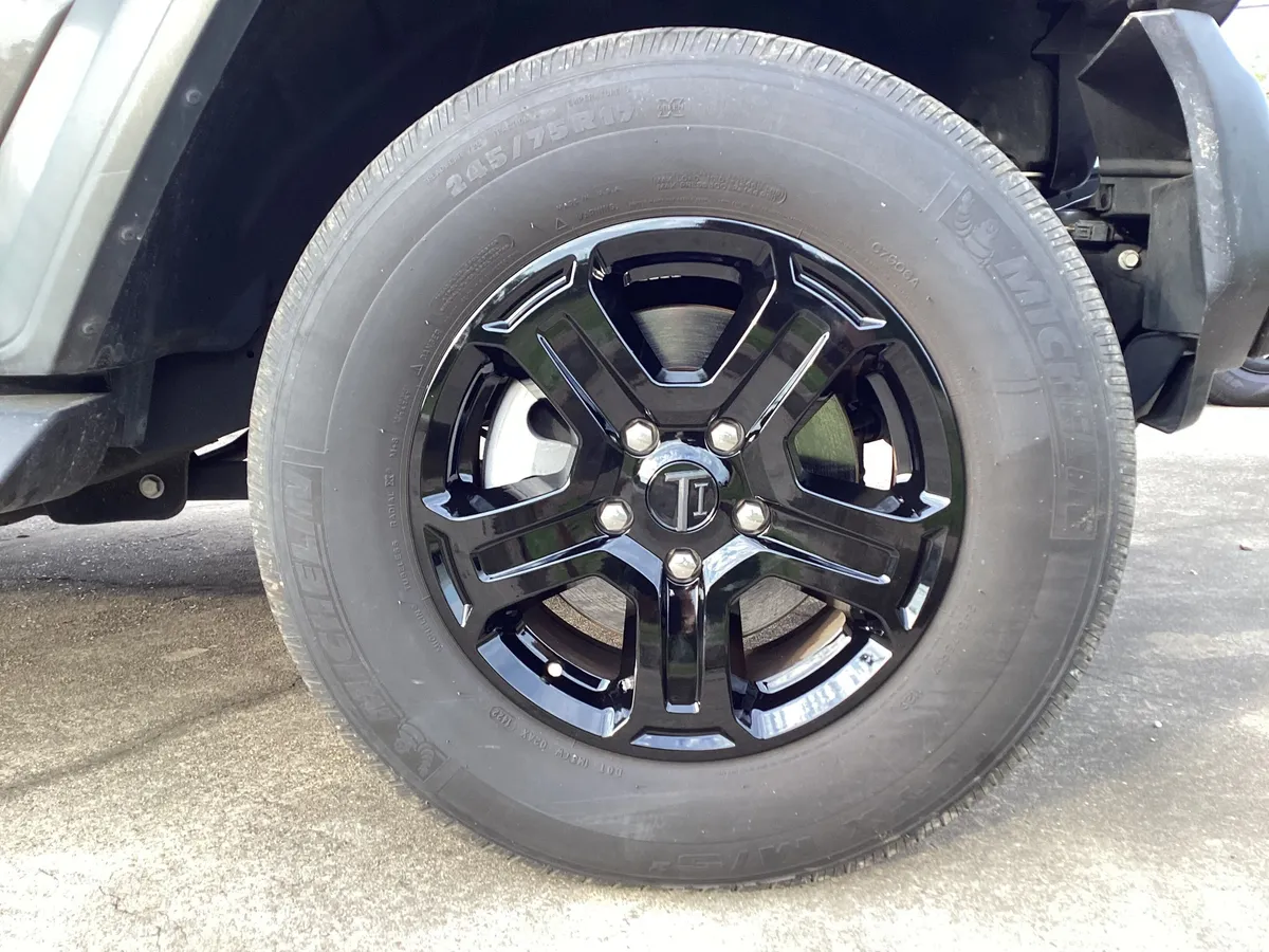 Chrome Delete Gloss Black 17" Wheel Skin Set - WSK706-17BLK product image