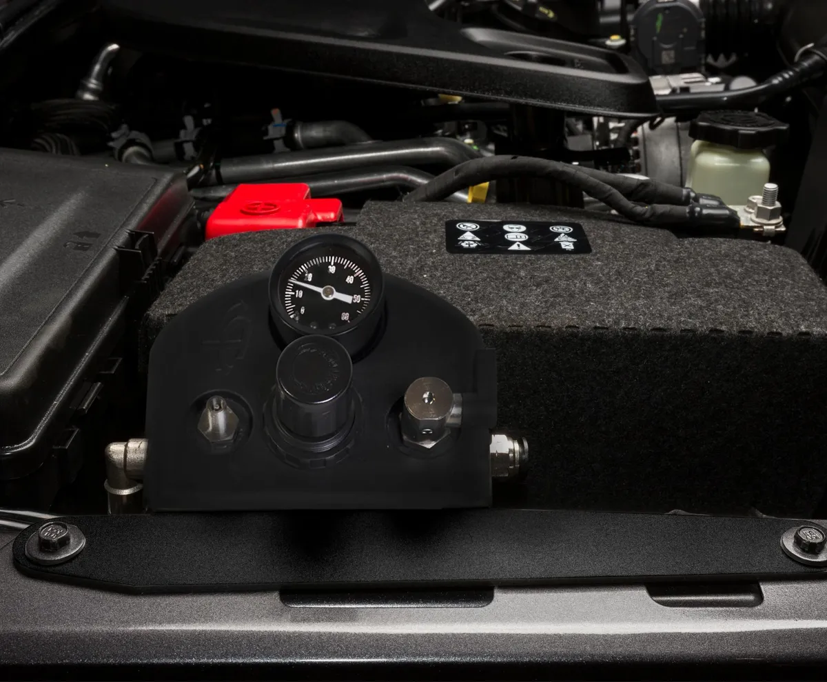 Gladiator Tire Inflator System 4 Tire For 19-25 Jeep Gladiator W/Engine Mount With Box, Fittings, Hoses and Storage Bag Black UP Down Air product image