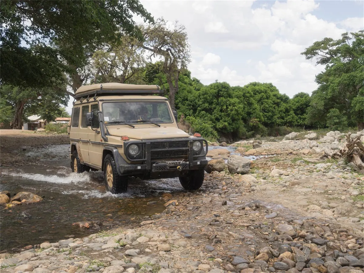 Mercedesbenz Gelandewagen g Class (19792017) Slimline II Roof Rack Kit product image