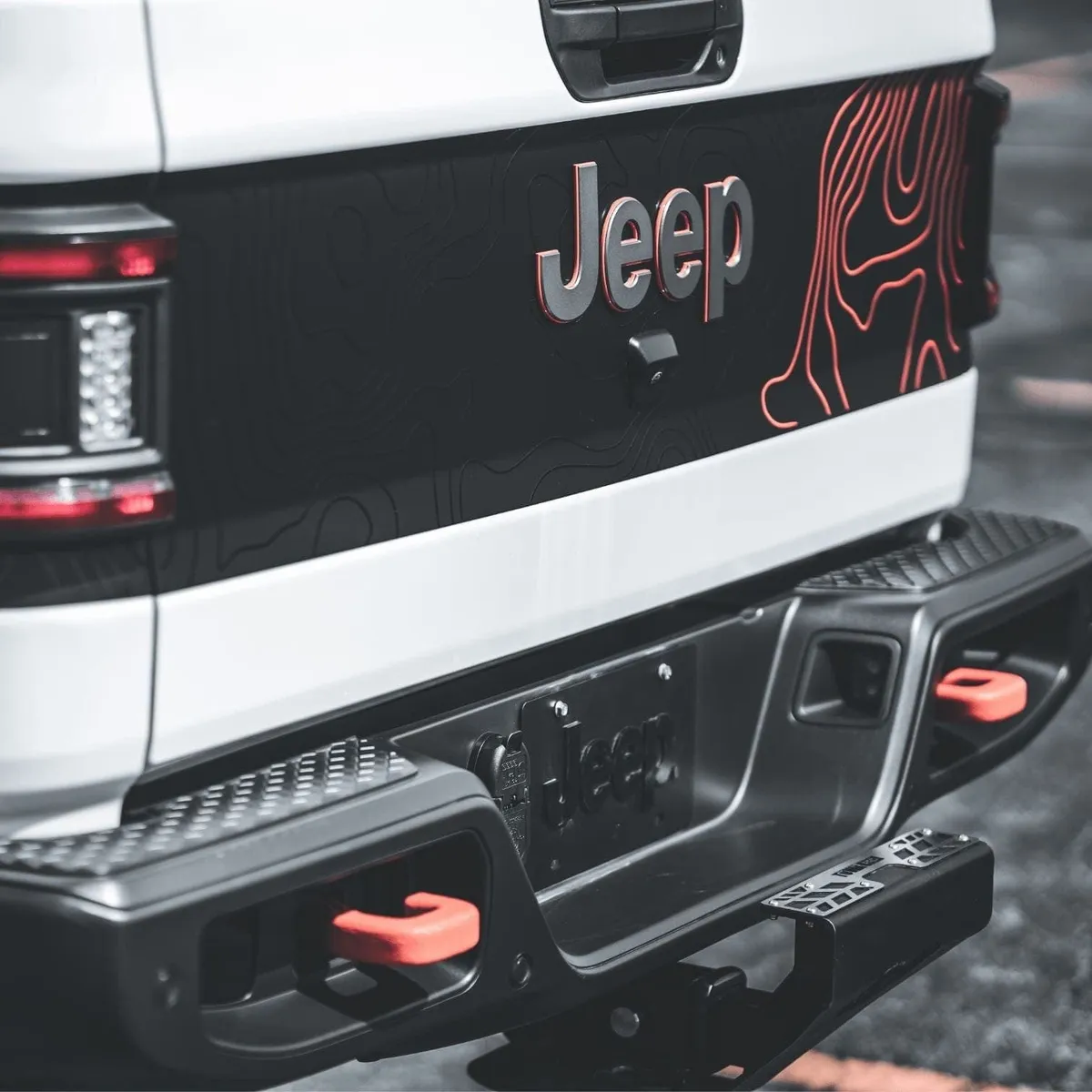 Tuwa Pro Rear Hitch Step With Skit Plate product image