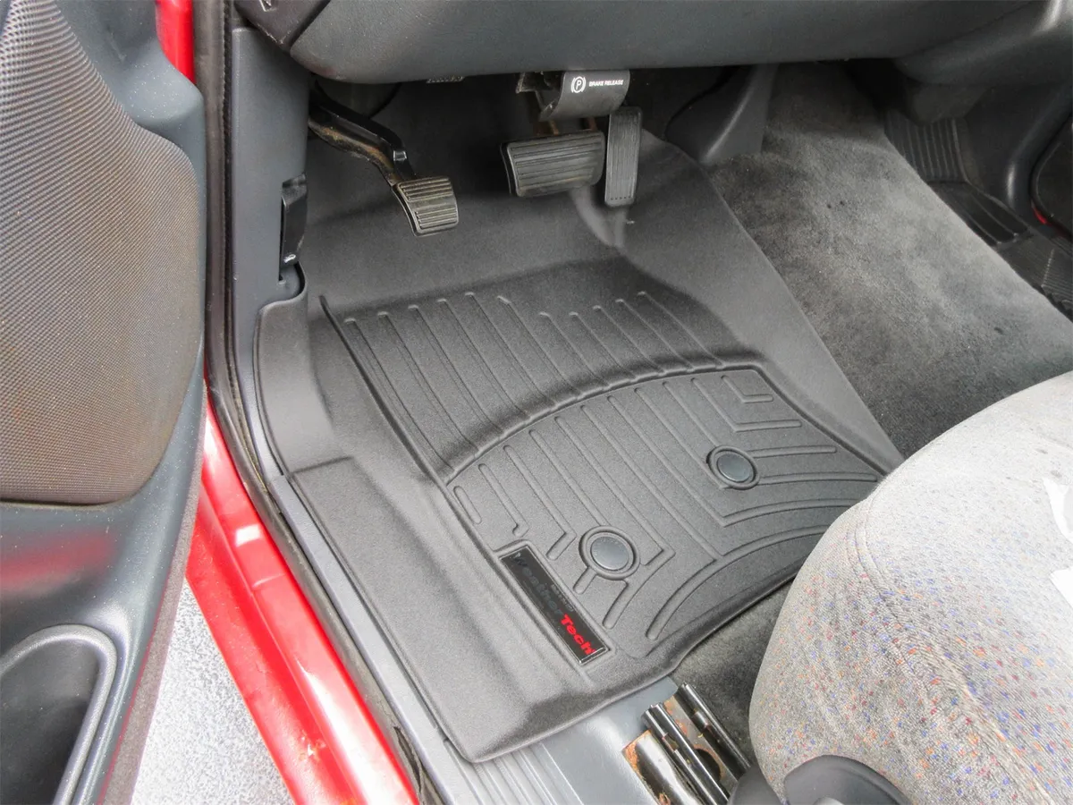 1999 - 2007 Classic Chevrolet Silverado Standard Cab Black Front FloorLiner No fit 4x4 manual Xfer case 2007 new body style / 1999 - 2007 Classic GMC Sierra Standard Cab Black Front FloorLiner No fit 2007 new body style product image