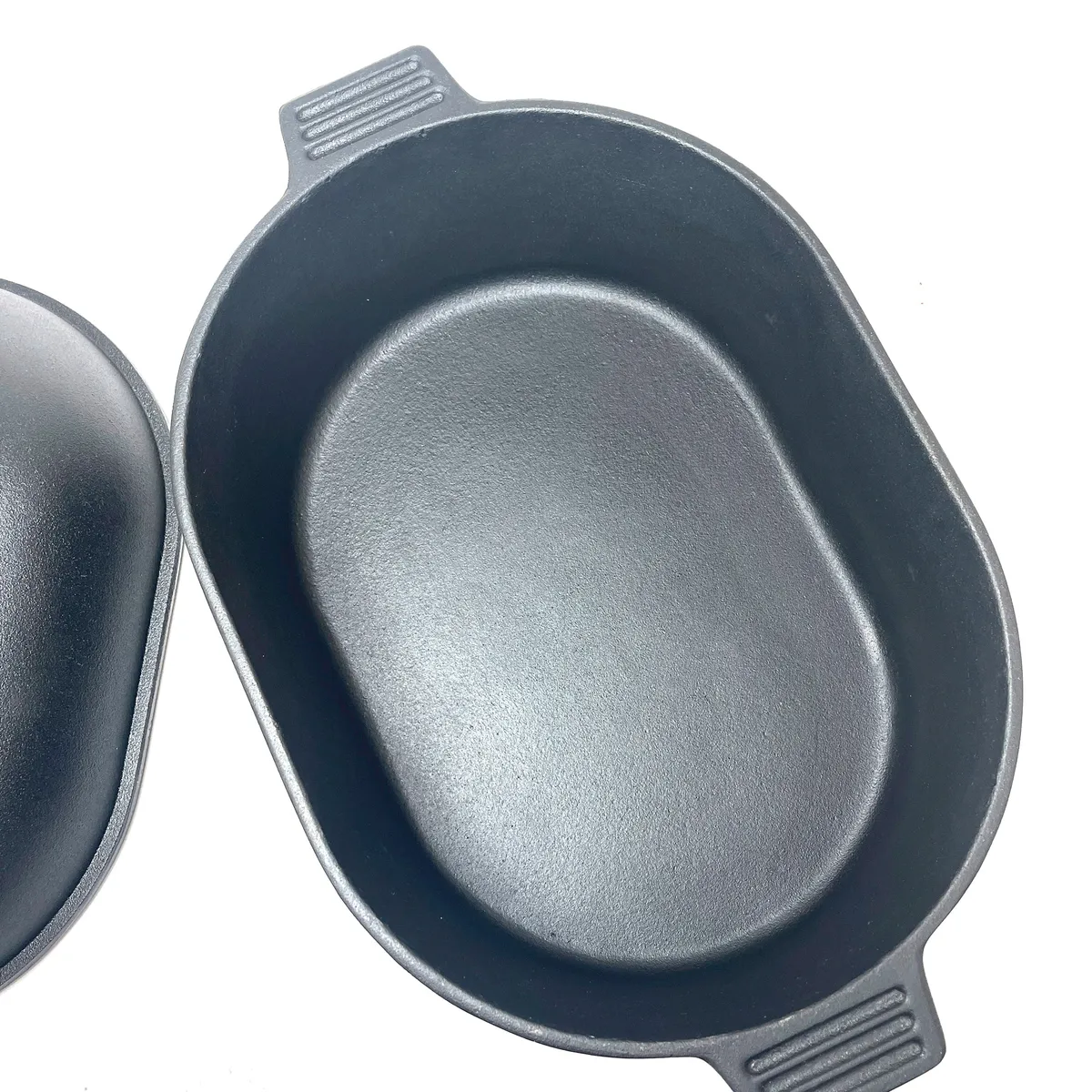 11-qt Cast Iron Oval Roaster with Lid product image
