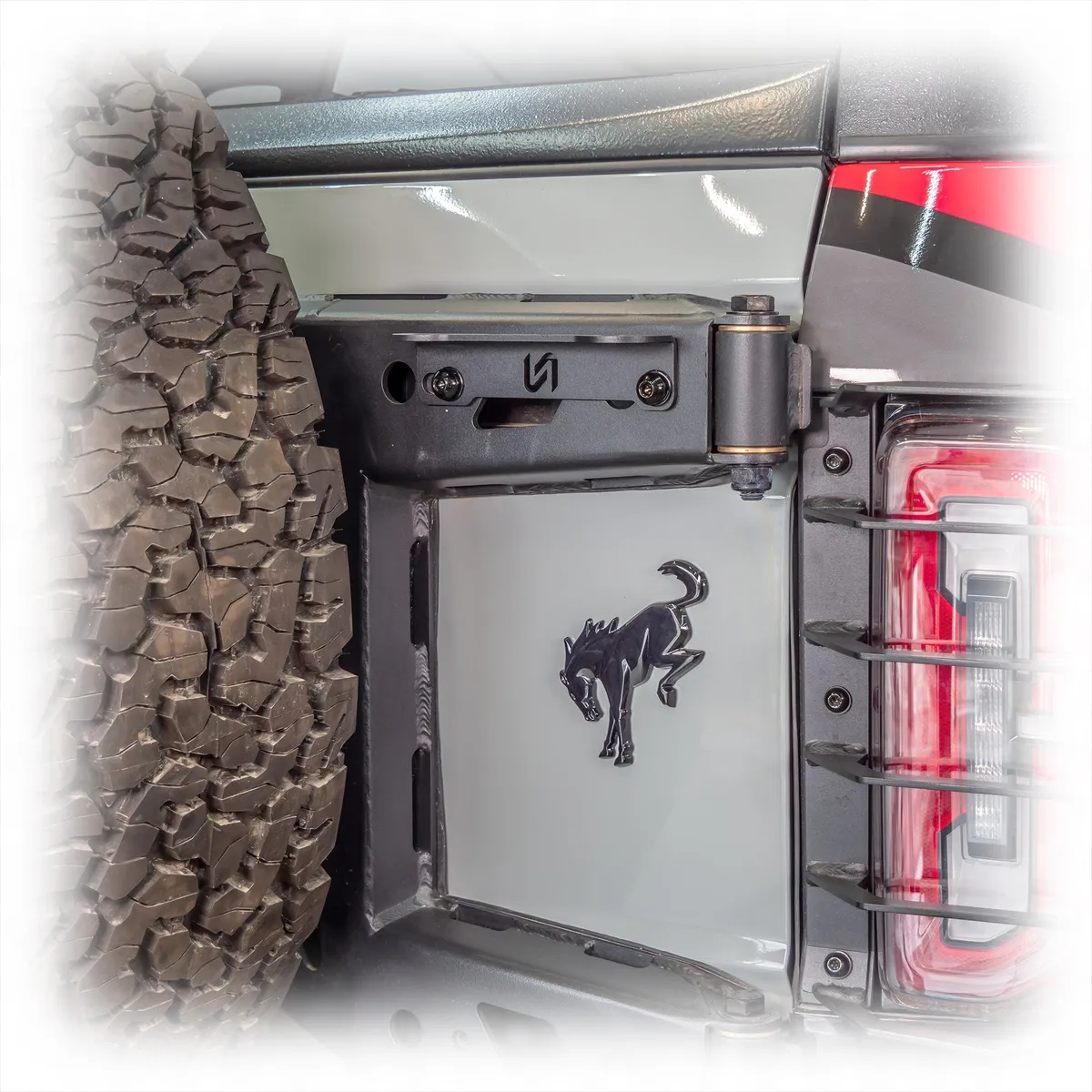 21c Bronco (Excludes Raptor) Tailgate Hinge Antenna/ Dune Flag Mount product image