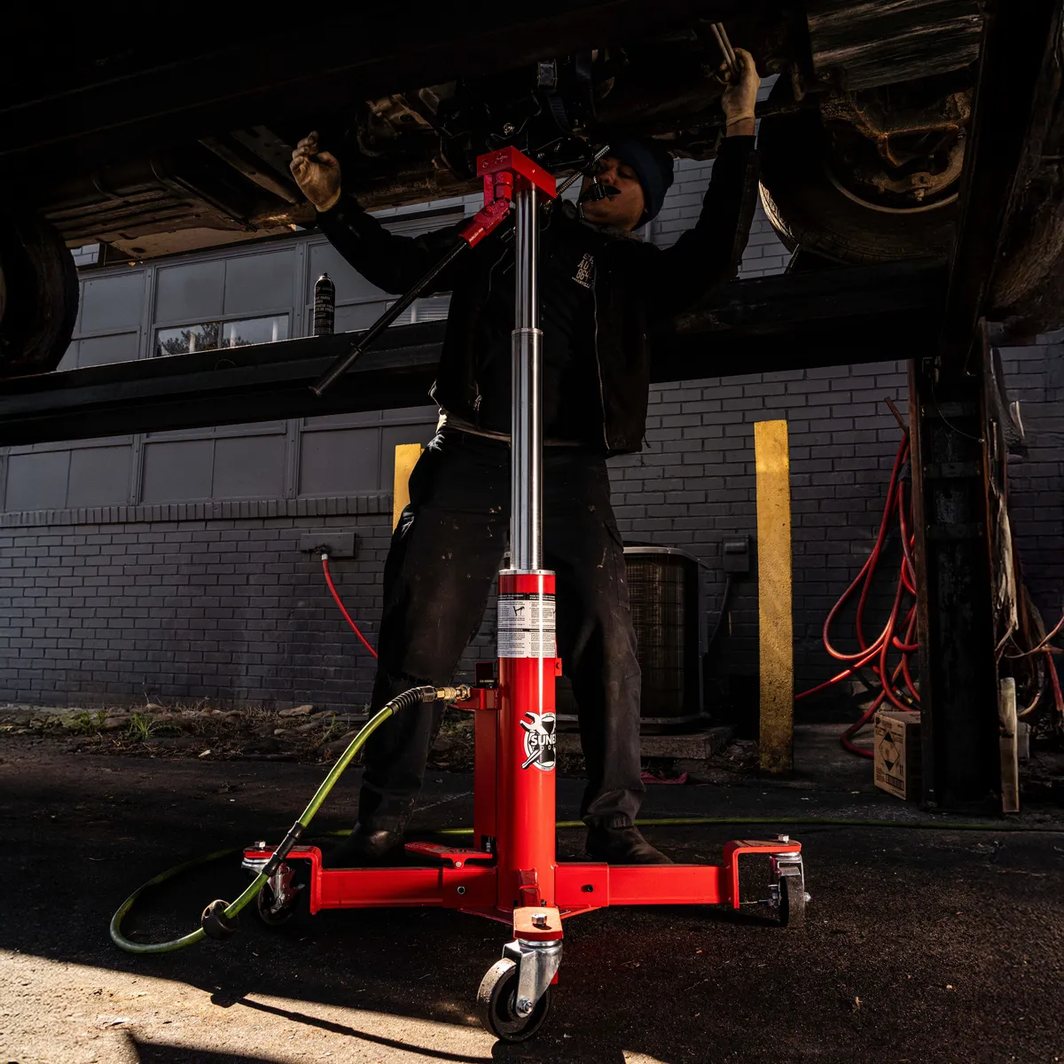 1000-Pound Air And Hydraulic Telescopic Transmission Jack product image