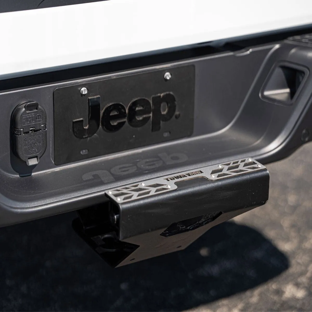 Tuwa Pro Rear Hitch Step With Skit Plate product image