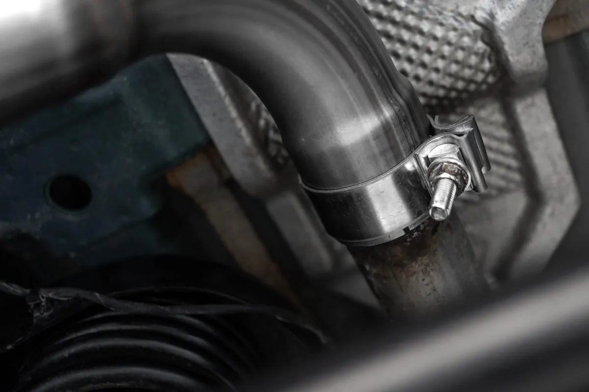 Armor Plus Axle Back Exhaust System; 2.5 in.; High Clearance; Single Rear Exit; 4 in. Outlet Diameter Tip; T409 Stainless Steel; product image