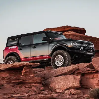 RIGID Industries The Revolve Light Bar is built with a high-grade aluminum alloy; an impact resistant nylon bezel; and is coated with a durable textured powder-coat finish. It features Broad-Spot optics and back-lit trim rings available in amber or white.