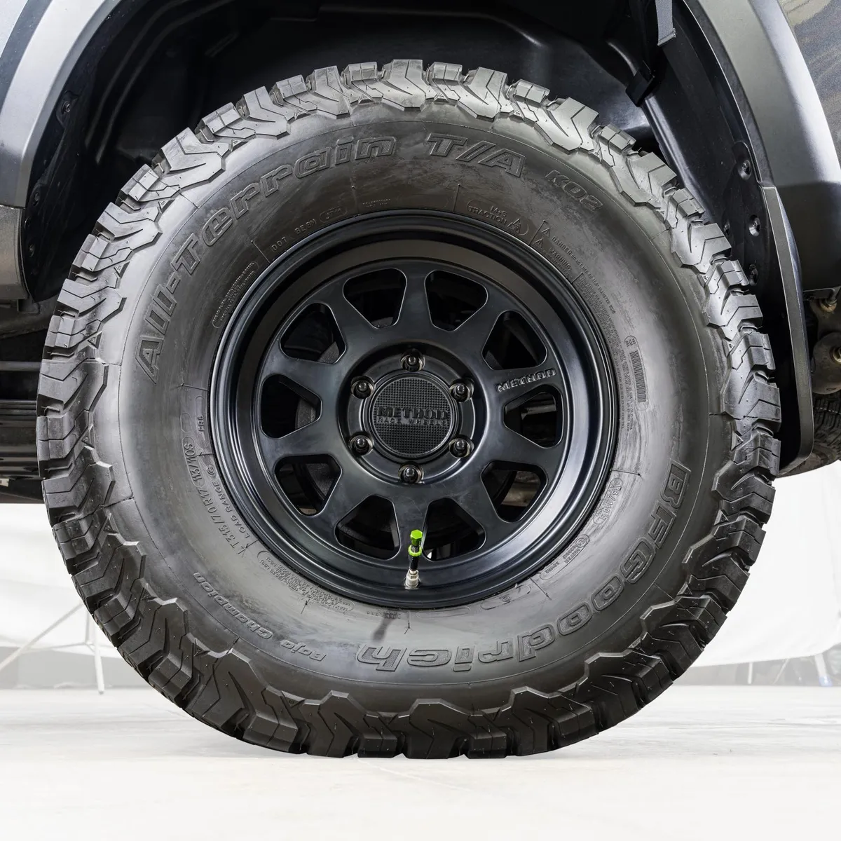 Up Down Air 4 Piece Adjustable Tire Deflator and Storage Bag - PSI 10-30 Kit product image