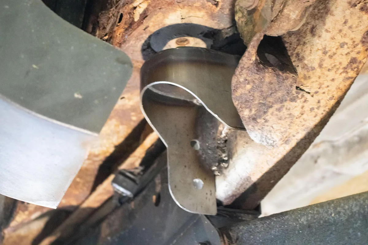 2002-2013 Chevy Avalanche 2000-2014 Chevy Suburban 2000-2014 Gmc Yukon XL 2003-2013 Cadillac Escalade Ext 2003-2014 Cadillac Escalade Esv Center Rear Body Mount product image