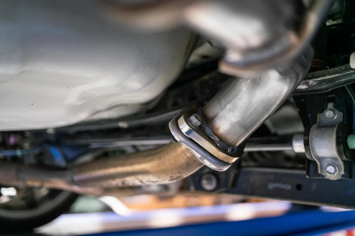 Armor Pro Axle Back Exhaust System; 2.5 in.; Dual Split Rear Exit; T304 Stainless Steel; Incl. 3.5 in. OD Dual Out Carbon Fiber Tips; product image