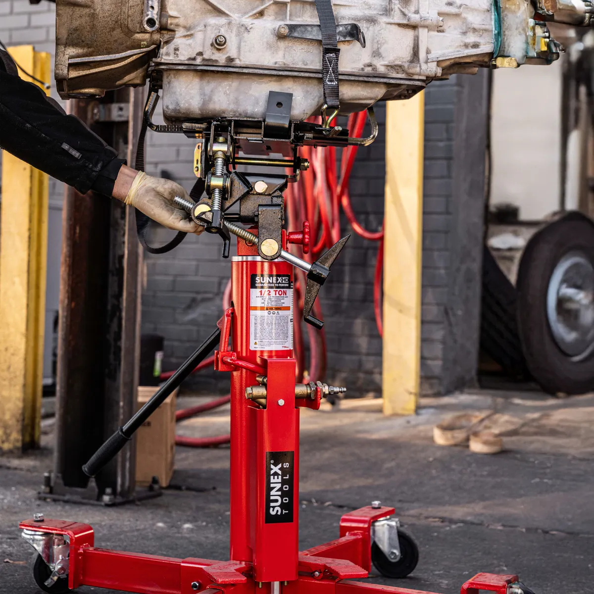1000-Pound Air And Hydraulic Telescopic Transmission Jack product image