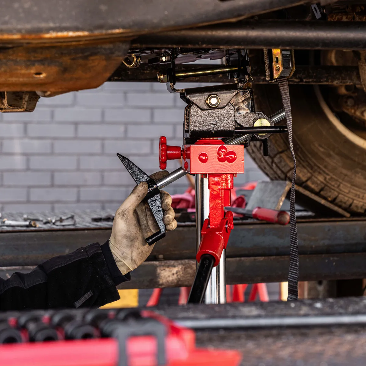 1000-Pound Air And Hydraulic Telescopic Transmission Jack product image